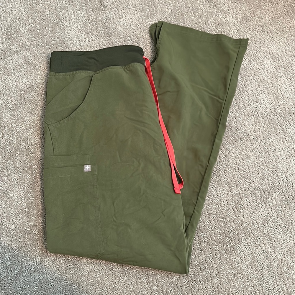 women’s medium green fig scrub pants